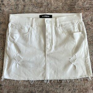 NWOT Express White Distressed Stretch Denim Mini Skirt Mid Rise Raw Hem Size 10